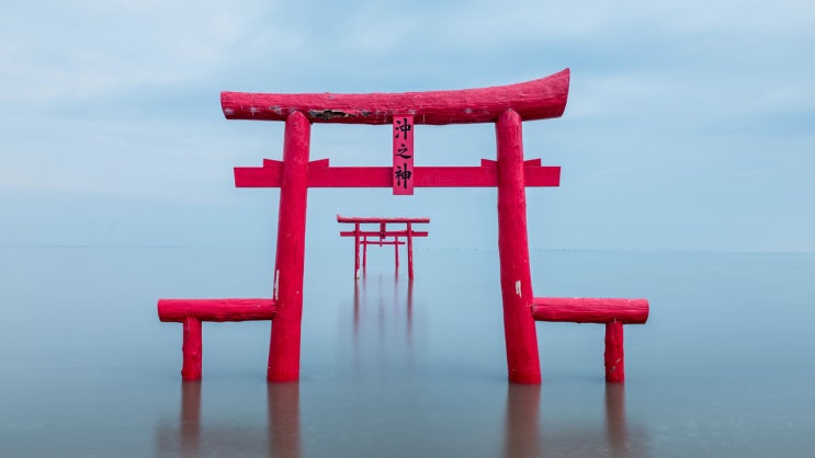 [일본의 절경대사전 日本の絶景大事典] 933. 오우오신사의 바다에 세....