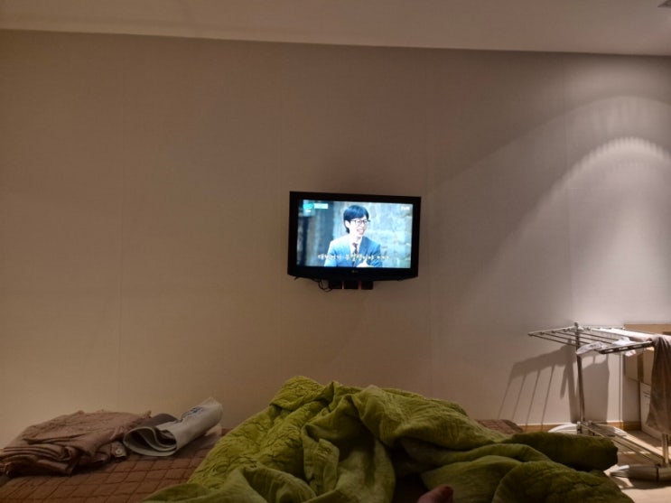 객실내부,TV,침대,드라마