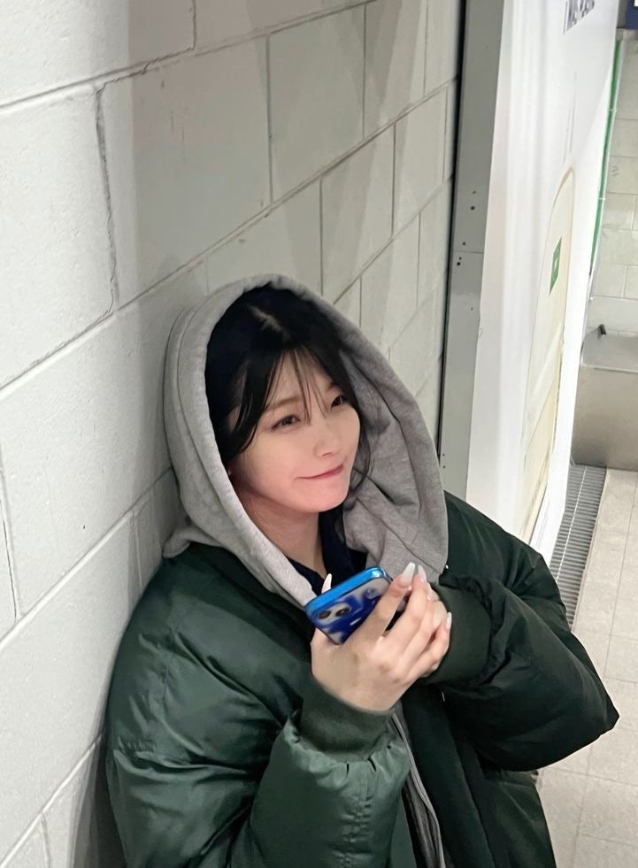 프로미스나인 백지헌 웃는 모습 사진 배경화면 백지헌 셀카 프로필 눈웃음