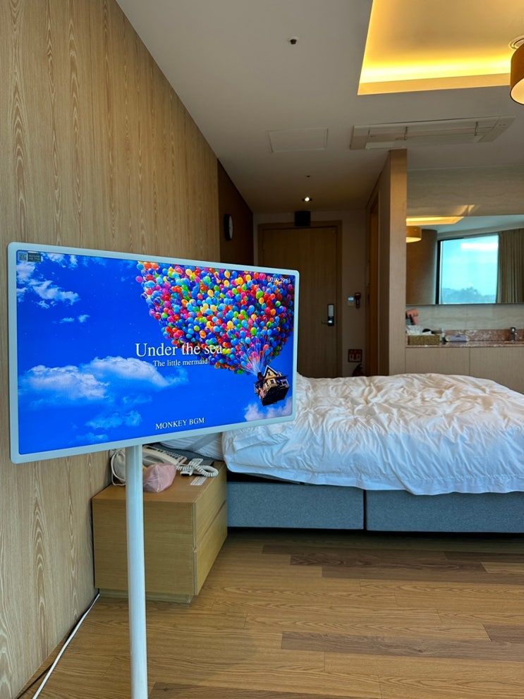 객실,침대,TV,이동식스탠드