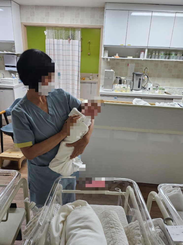 신생아실,간호사,아기돌봄,유리창신생아실