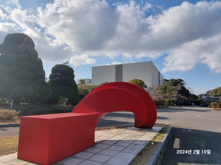 시모노세키 시립 미술관(下関市立美術館)야외의 조각품들.
