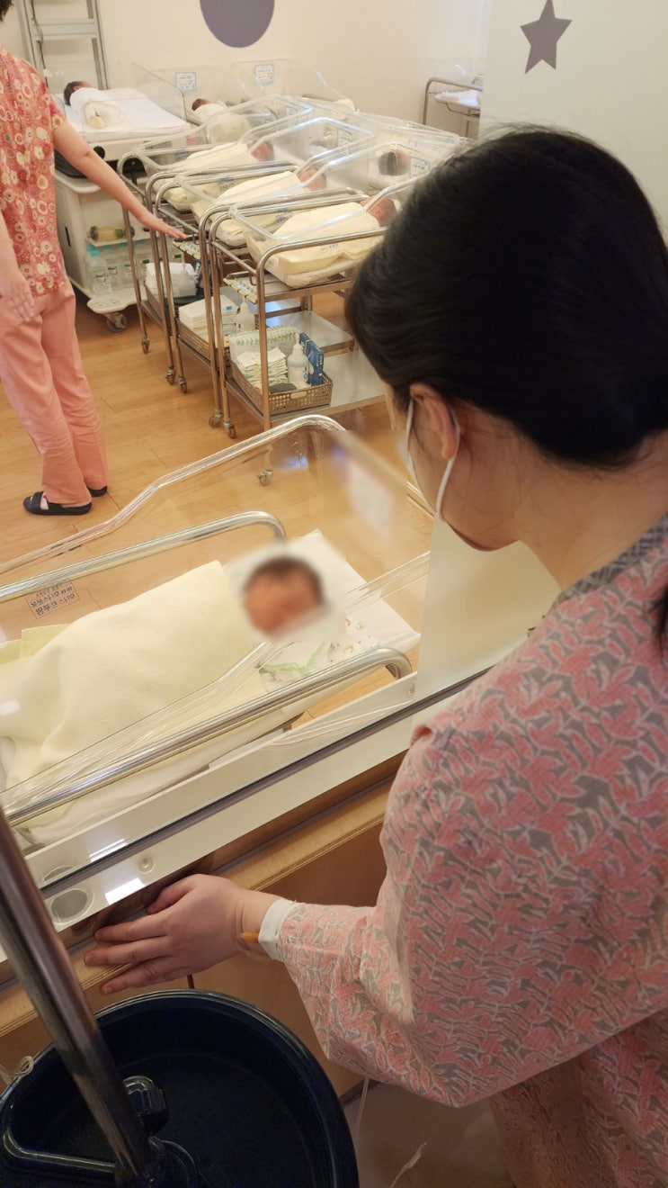신생아실,신생아침대,간호사,산모