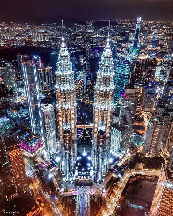 페트로나스 트윈 타워 (Petronas Twin Towers) 쿠알라룸푸르의 상징