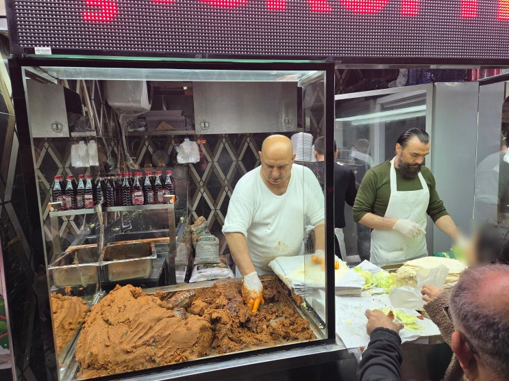 미스훌 치히 쾨프테 알리 우스타(Meshur cig kofteci ali usta) in 이스탄불