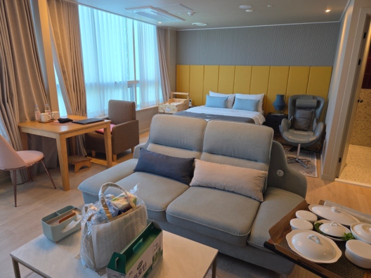 객실내부,소파,침대,노란헤드보드
