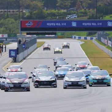 브리지스톤이 후원하는 토요타 프리우스 PHEV 클래스 스타트