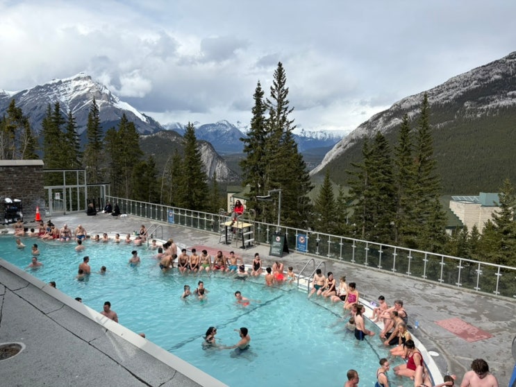밴프 온천, Banff Upper Hot Springs에서 로키산맥 풍경과 함께 야외 온천욕 즐기기 😍 : 네이버 블로그