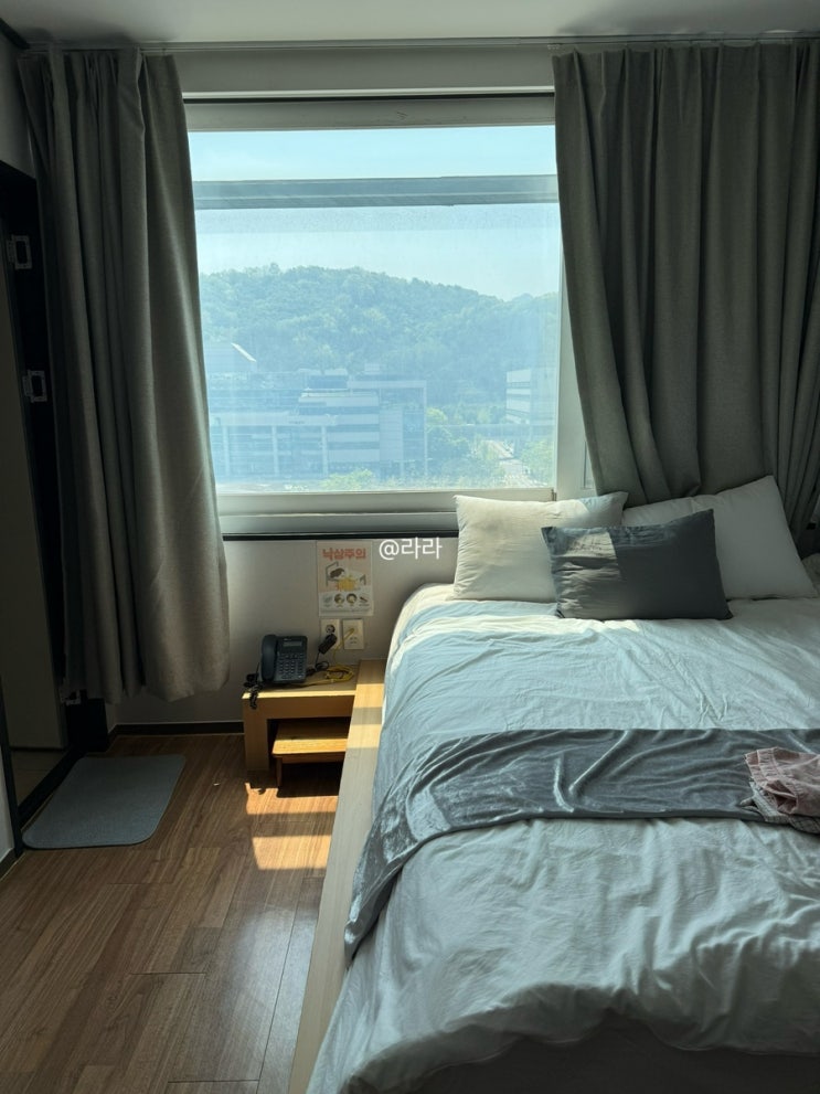 객실,침대,창문뷰,산뷰