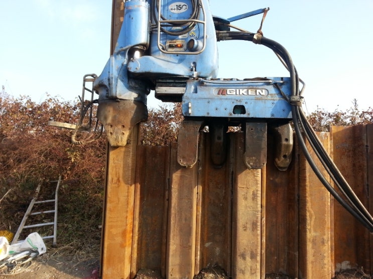 시트파일 박기 및 뽑기 토질과 현장 조건에 따른 장비 조합 방법, 시공 사진, 싸일런스 바이브로함마, MPK, 천공 후 항타 ...