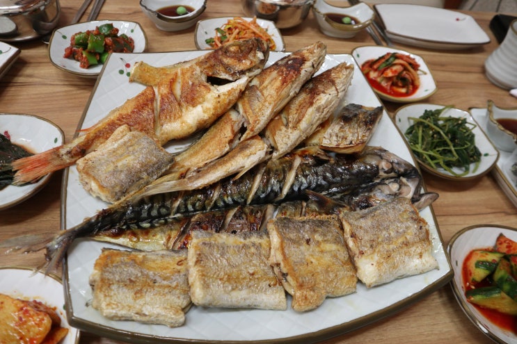 덕미생선구이 - 번철에서 갓 구워낸 선도 좋은 생선과 맛있는 반찬들의 위엄, 검증된 부산역맛집^^ : 네이버 블로그