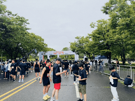 🌧️🏃‍♂️ 2025 에너지 히어로 레이스 완주 후기 - 10km 코스 전체 9등, 앗싸! - 악천후 속에서도 의미 있는 도전 - 션, 허각, 박기량 공연