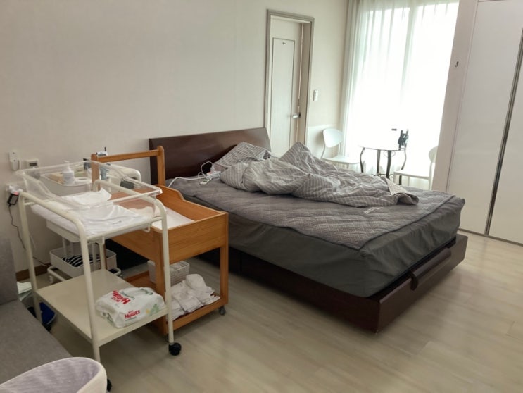 산후조리원객실,침대,아기침대스탠드,창문채광,미즈맘