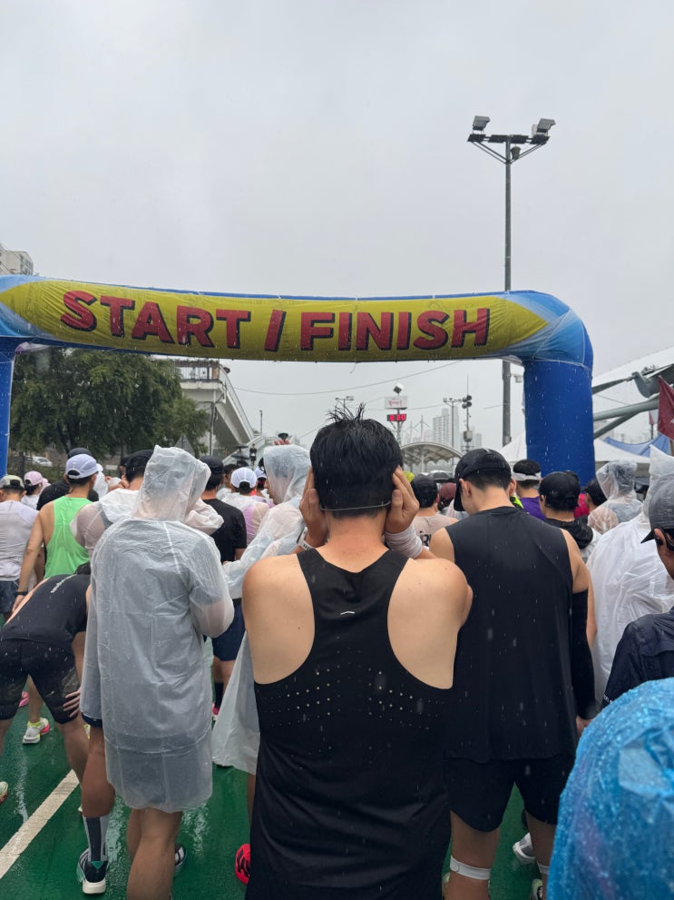 워터파크 개장한 2025 동대문마라톤대회 첫 하프 우중런 후기 (with 시각장애인 동반주자)