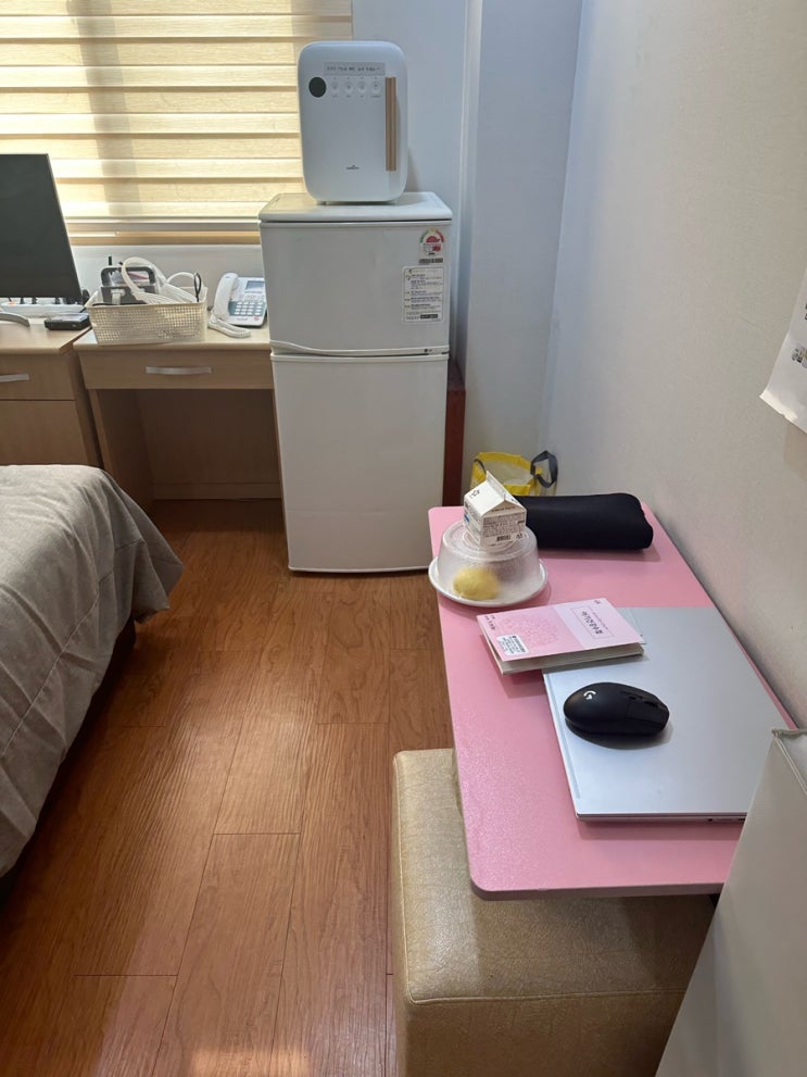 산후조리원객실,냉장고,책상,분유