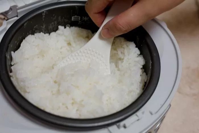 엄마 없이 자기 키우느라 간장으로 끼니 때우는 아빠 위해 8살 딸이 차려놓은 '쉰 밥' : 네이버 블로그