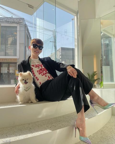 조권, 하이힐 신고 강아지와 '찰칵'.."I LOVE"