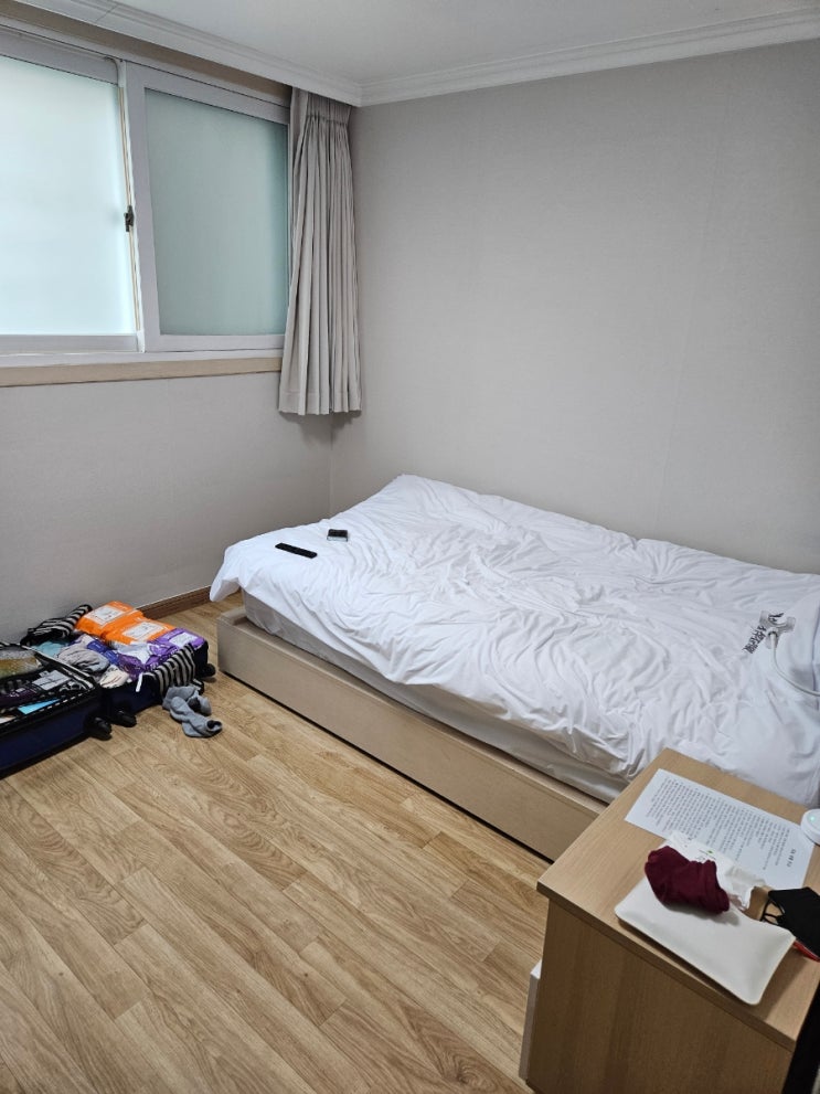 객실,나무인테리어,침대,소파,조리원방
