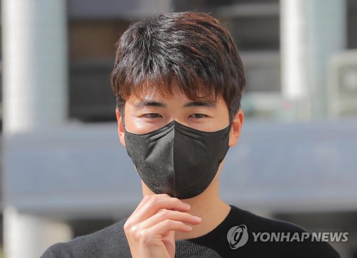기성용, '성폭행 의혹' 제기자들과 대질조사 위해 경찰 출석