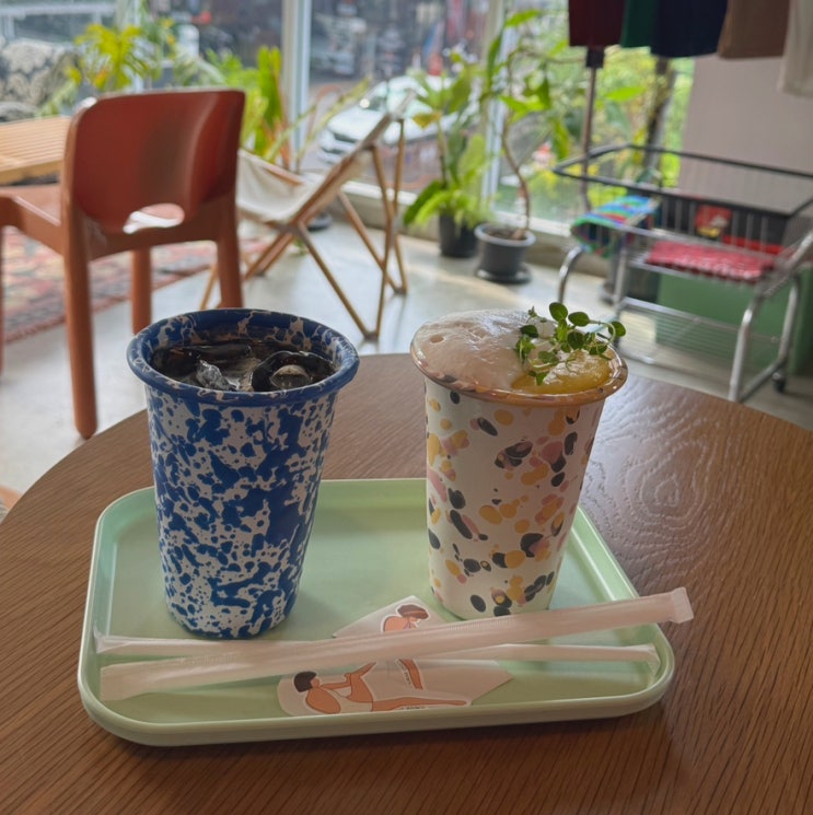 치앙마이 님만해민 감성카페 Create things in light brown, 한달살기 일하....