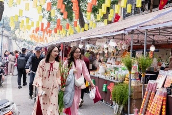 벽화거리에 전시된 하노이 뗏