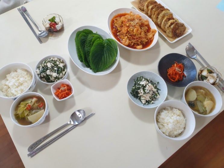 [가족 밥상] 기장밥 / 봄동 우렁된장국 / 새우 콩나물찜, 깻잎쌈 / 연근 돼지고기전 / 두부 톳무침 / 김가연 오징어젓갈무침 ...