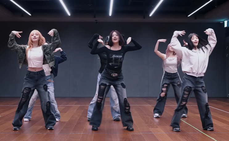 아이브 패션 옷 IVE 공식 유튜브 안무 영상 데님 팬츠 ? 트리밍버드 와이드 워싱 팬츠 여자 청바지 브랜드 추천 : 네이버 블로그