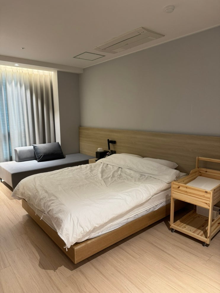 산후조리원객실,침대,아기침대스탠드,소파,넓은방