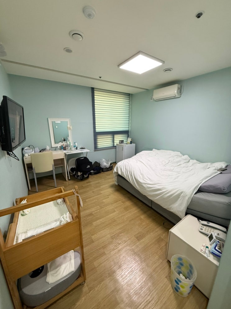 객실내부,침대,거울,에어컨
