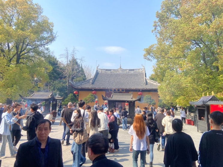 상하이 상해여행 추천! 따뜻한 분위기의 롱화쓰(龙华寺) 방문기 상....