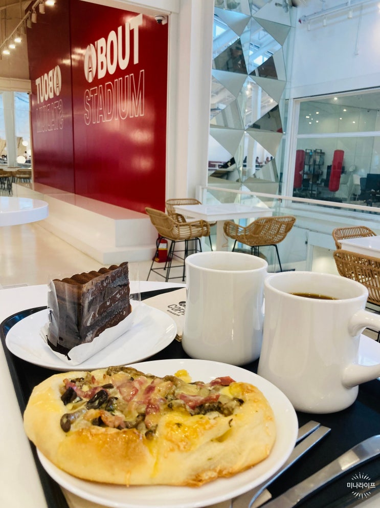 내돈내산 _ 제주도 대형카페 에이바우트 스타디움 : 네이버 블로그