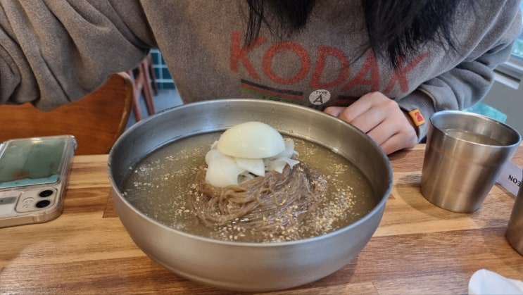 냉면에 고기가 빠지면 섭섭하지 고기로 싸먹는 육쌈냉면에 비빔밥 먹으러 왔습니다. : 네이버 블로그