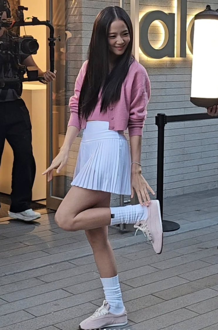 지수 핑크 알로 스니커즈, 가디건 입고 alo 매장 방문 실물 여신 : 네이버 블로그