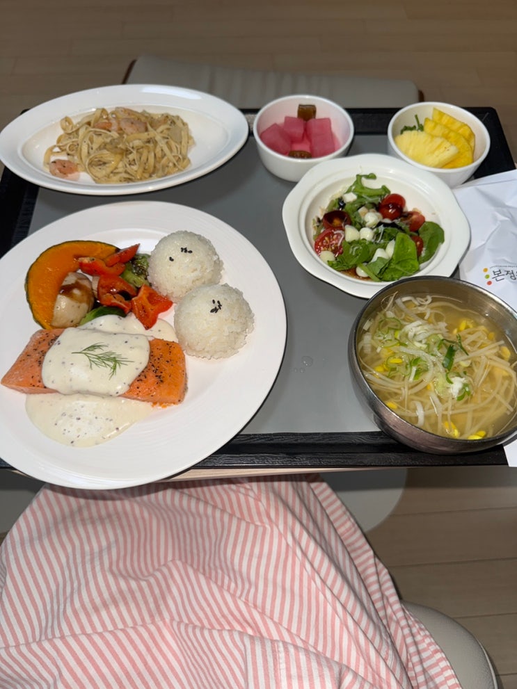산후식단,연어스테이크,샐러드,밥트레이,프리미엄식단