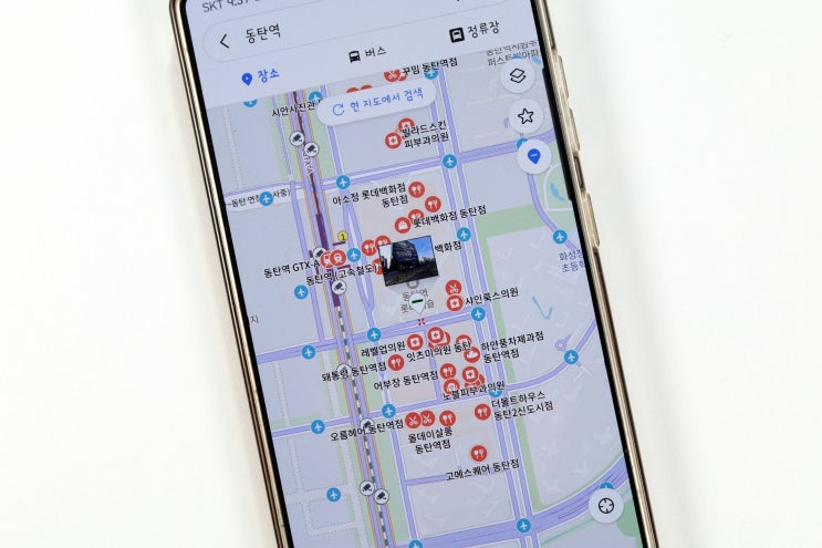 이번 시간에는네이버로드뷰보는법을 알려드릴까 합니다.모바일지도앱은 물론 PC에서도 어떻게 원하는 장소를 눈으로 직접 보고 찾을 수 있는지 그 방법을 체크해 볼게요. 1.네이버 지도앱로드뷰보는 방법(모바일) 먼저 스마트폰으로네이버... PC에서는네이버 지도 로드뷰와 함께 항공뷰 기능도 쉽게 사용할 수 있습니다. 화면 오른쪽 상단에 '위성지도'를 클릭하면...
