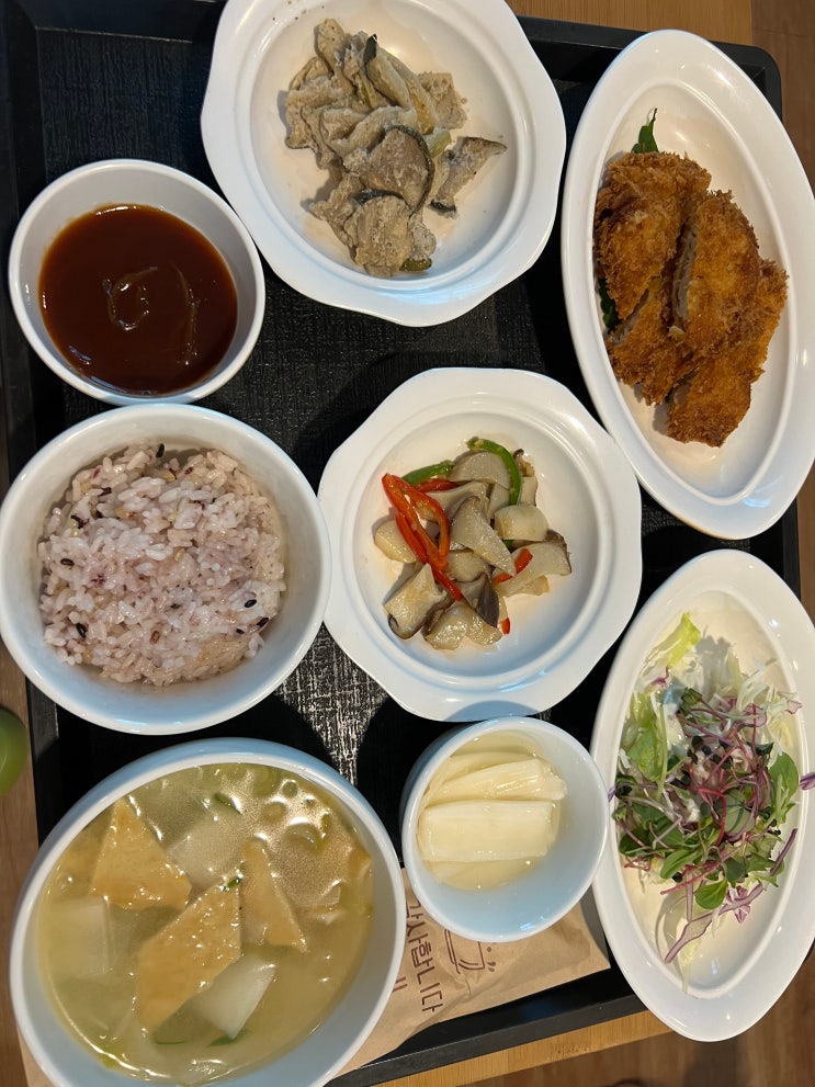 산모식단,한식,생선튀김,된장국