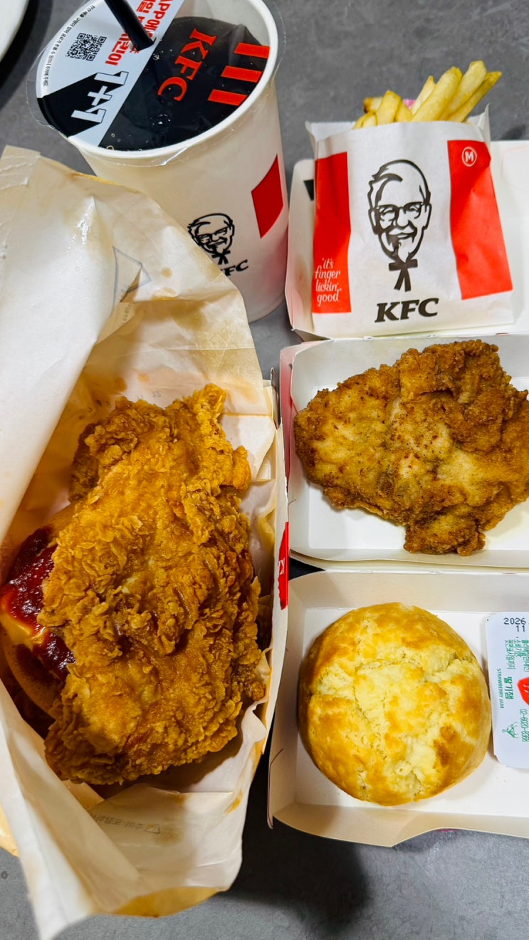 KFC신메뉴 업사이드다운 징거세트 솔직후기 ft. KFC비스켓 : 네이버 블로그