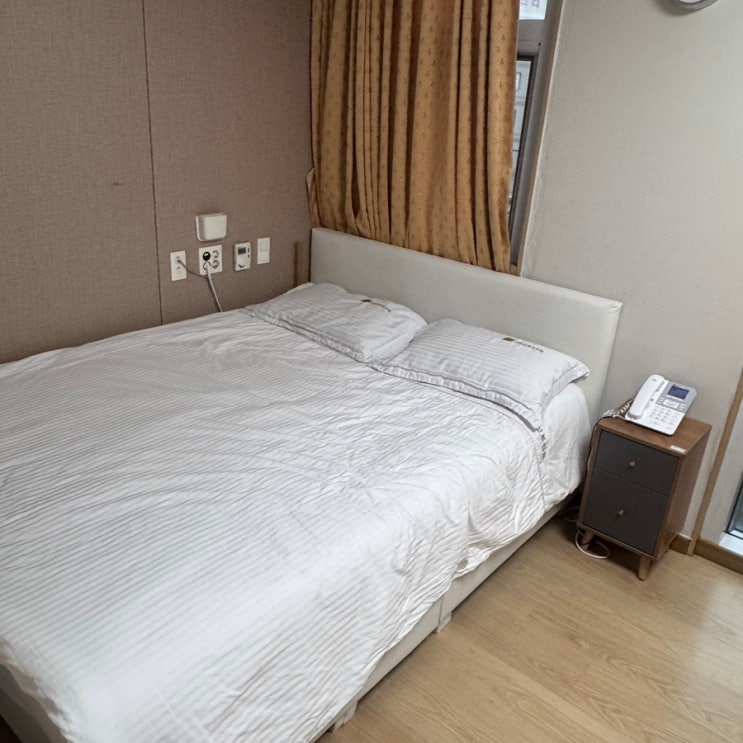 객실,침대,나무마루,창문,조리원룸
