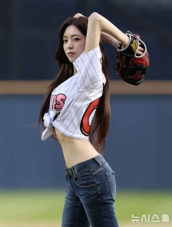있지 유나, 잠실 야구장 시구…솔로 데뷔 후 첫 공개 행보