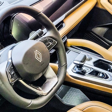 택갈이라 욕먹었는데... 결국 5만대 팔고 증명해낸 '이 SUV'