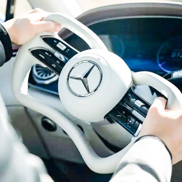 "핸들 모양이 대체 왜 이래?" 테슬라 따라 디자인 바꾼 벤츠 근황