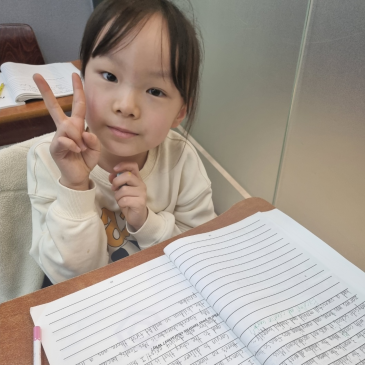 쉬는 시간에도 멈추지 않는 글쓰기, 초2 Sophia의 몰입 순간 RSS 대표 이미지