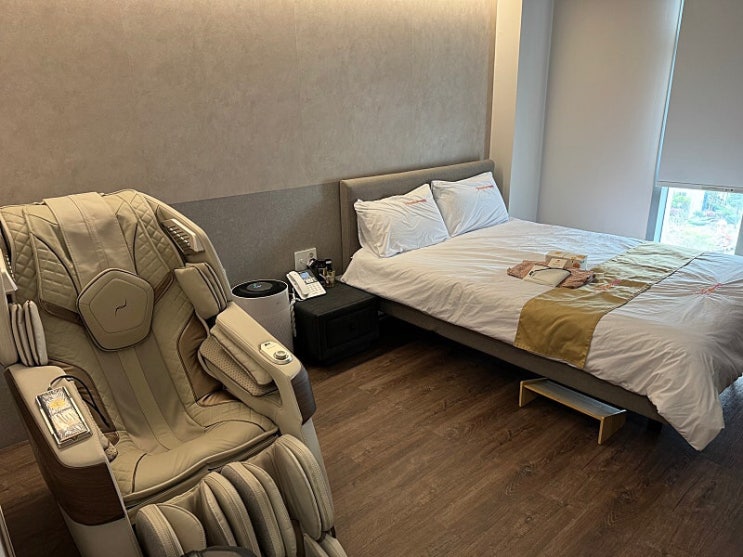 산후조리원객실,더블침대,마사지의자,창문