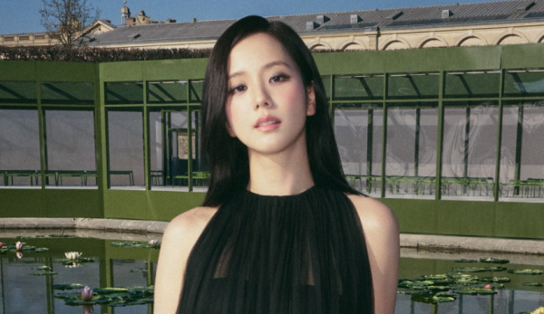 지수, 블리수 직원들에 400만원대 디올 명품백 선물…"I love you CEO" 난리난 이유