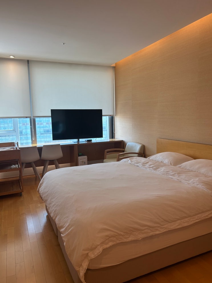 객실침대,TV,창문뷰,모던인테리어