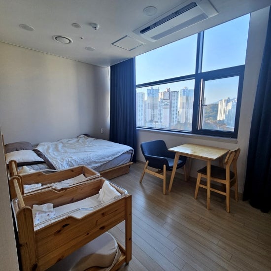 객실내부,침대,아기침대,원목