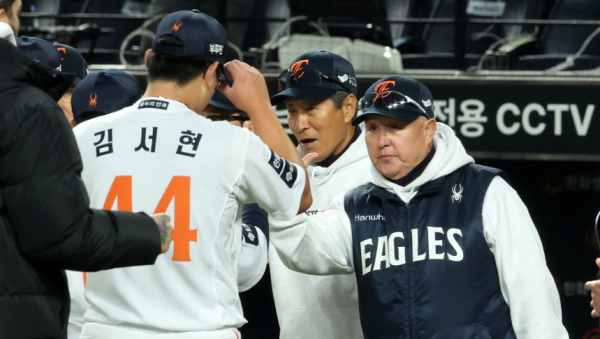 김경문 "처음 던지는 투수 같았다"…김서현 대신 잭 쿠싱 마무리 카드
