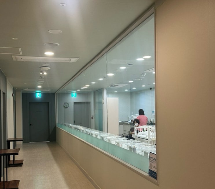 신생아실,아기침대,유리창,복도