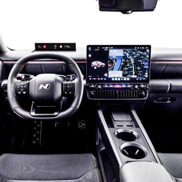"그랜저, 아반떼 실내 싹 바뀐다" 현대차 최초 플레오스 탑재한 '아이오닉 3' 공개!