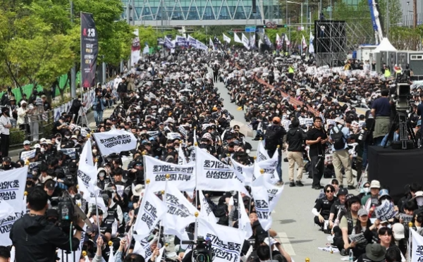 삼성 노조 이재용 경영진 얼굴 밟고 조롱 — "째째용" 논란 일파만파